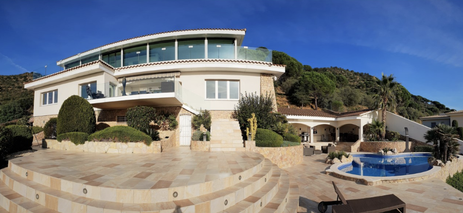 Prachtige Villa met fantastisch panoramisch uitzicht over de baai van Roses en de Empordà