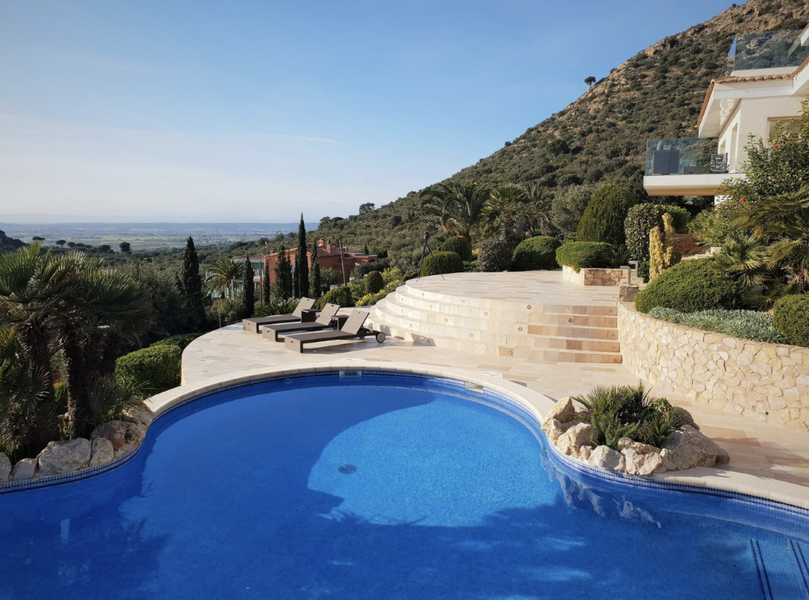 Prachtige Villa met fantastisch panoramisch uitzicht over de baai van Roses en de Empordà