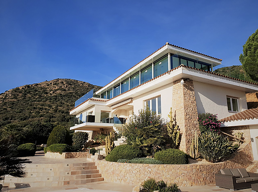 Magnífica villa con fabulosas vistas panorámicas sobre la Bahía de Roses y el Empordà