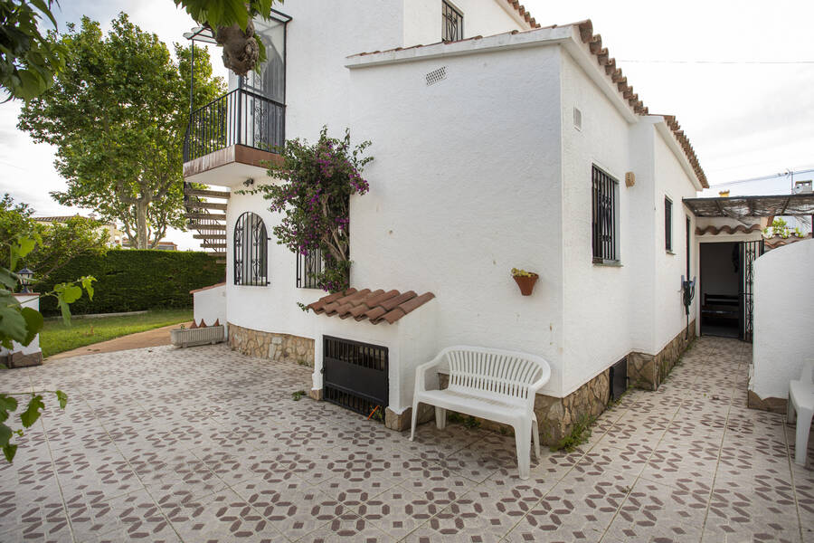 Magnificent house with the possibility of building a swimming pool in Empuriabrava