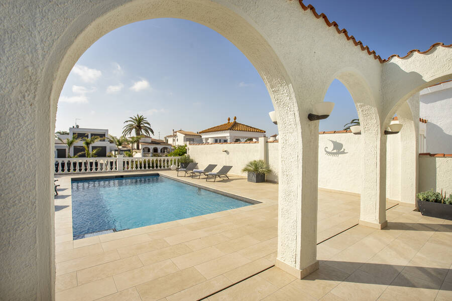 Casa en venta de 256 M2 y una parcela de 900 M2 en Empuriabrava