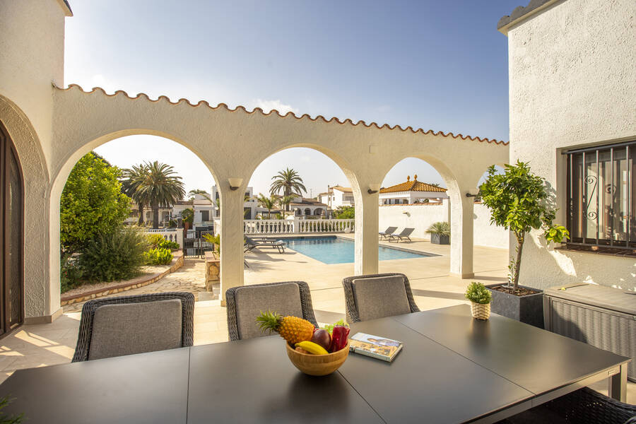 Casa en venta de 256 M2 y una parcela de 900 M2 en Empuriabrava