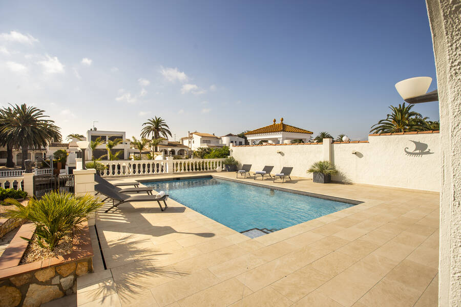 Casa en venta de 256 M2 y una parcela de 900 M2 en Empuriabrava
