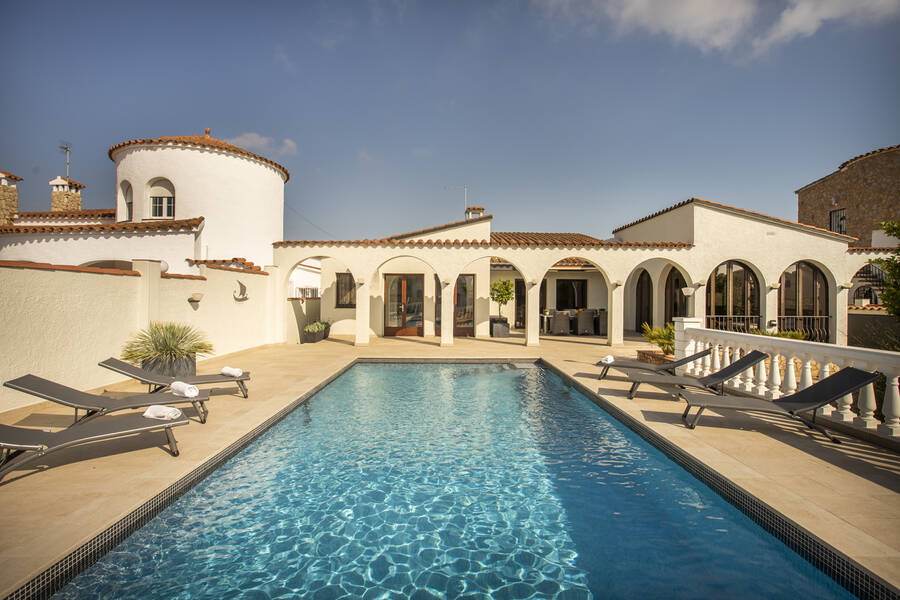 Casa en venta de 256 M2 y una parcela de 900 M2 en Empuriabrava