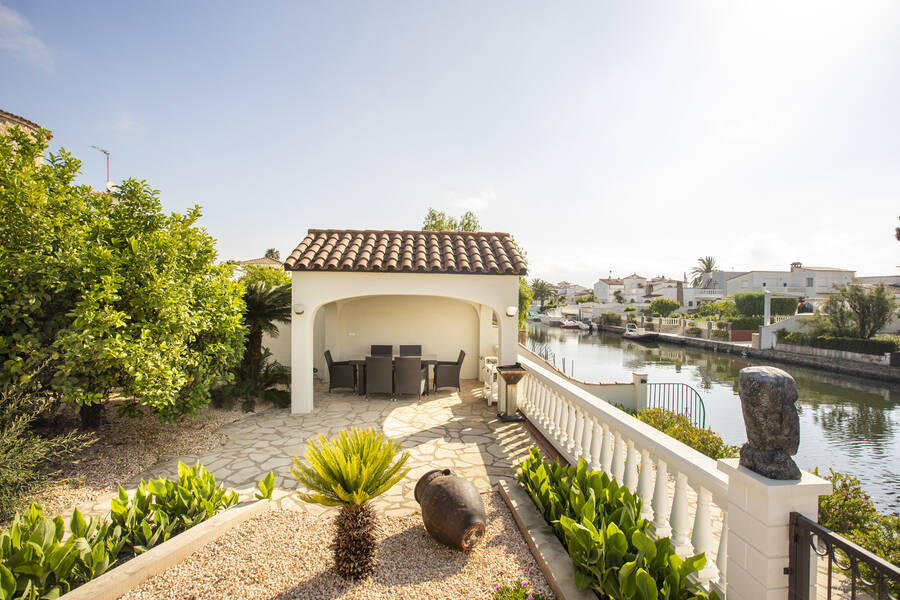 House for sale of 256 M2 and a plot of 900M2 in Empuriabrava