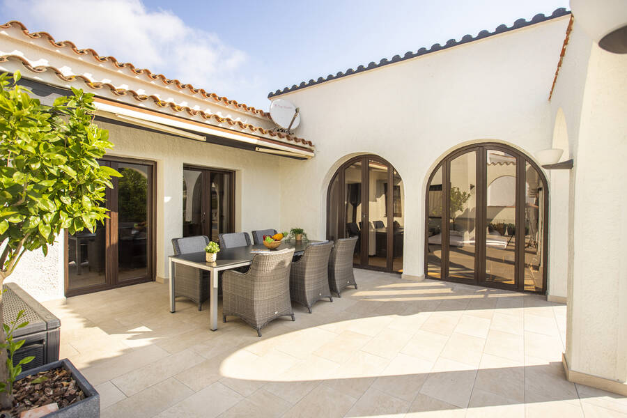Casa en venta de 256 M2 y una parcela de 900 M2 en Empuriabrava