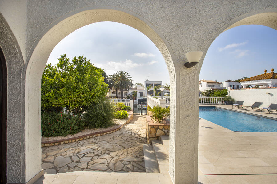 Casa en venta de 256 M2 y una parcela de 900 M2 en Empuriabrava