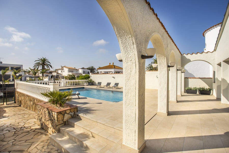 Casa en venta de 256 M2 y una parcela de 900 M2 en Empuriabrava