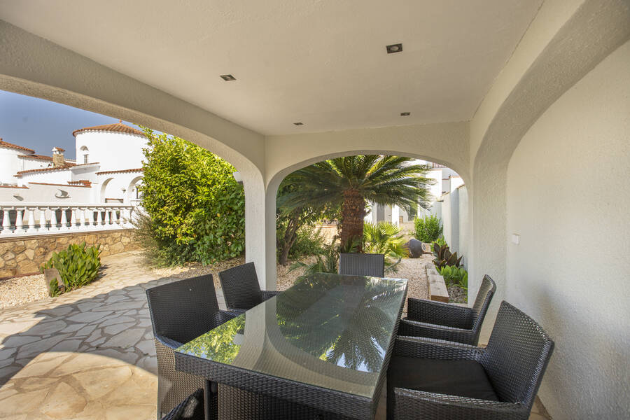 Casa en venta de 256 M2 y una parcela de 900 M2 en Empuriabrava