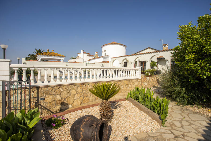 House for sale of 256 M2 and a plot of 900M2 in Empuriabrava