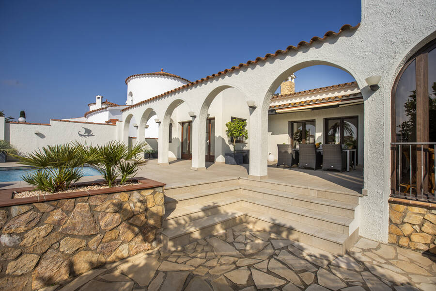 Casa en venta de 256 M2 y una parcela de 900 M2 en Empuriabrava