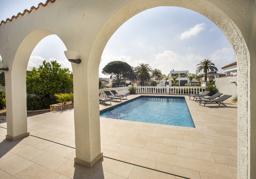 Casa en venta de 256 M2 y una parcela de 900 M2 en Empuriabrava
