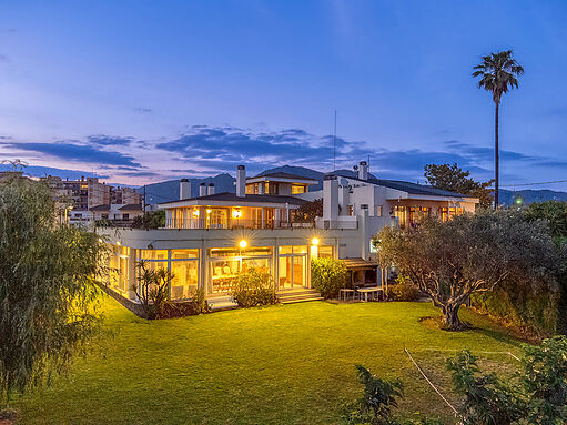 Impressive villa in Roses 2 minutes by car from the beach
