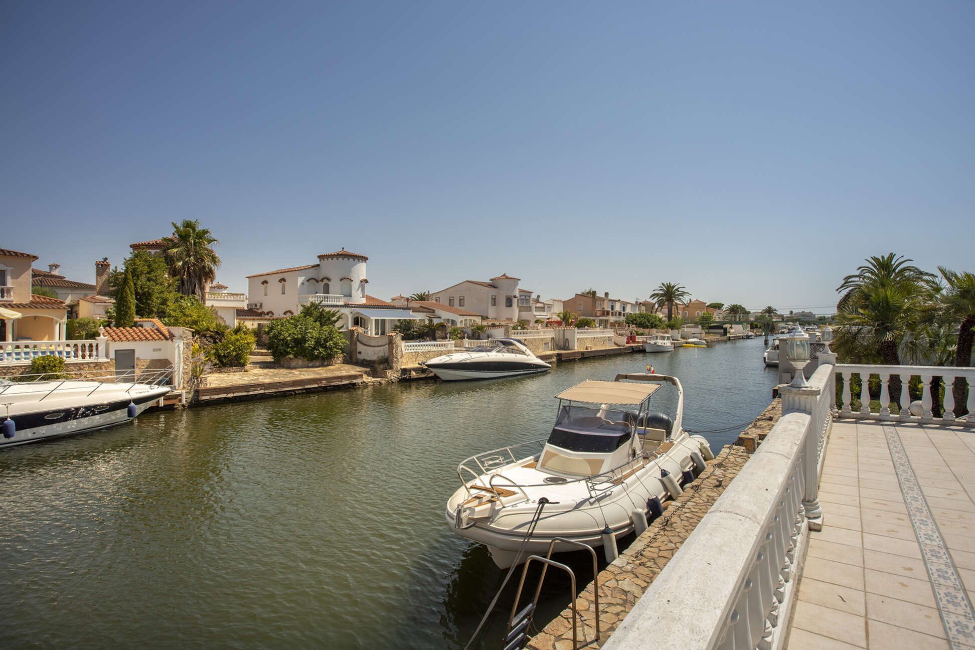 Villa al canal Segre, 1079 mts de parcel.la i 25 mts de amarratge