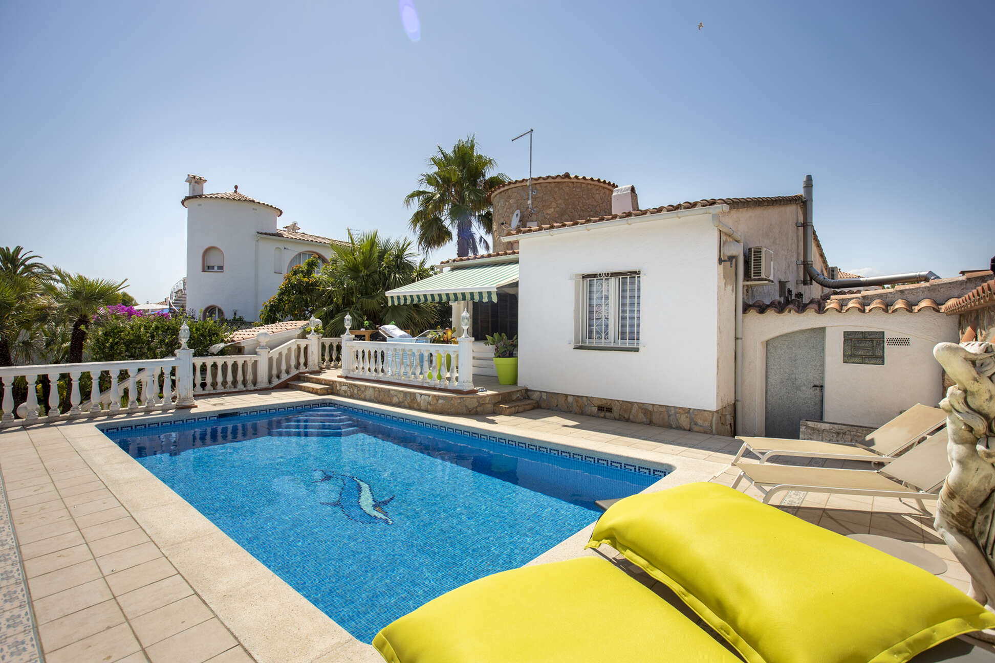 Villa al canal Segre, 1079 mts de parcel.la i 25 mts de amarratge