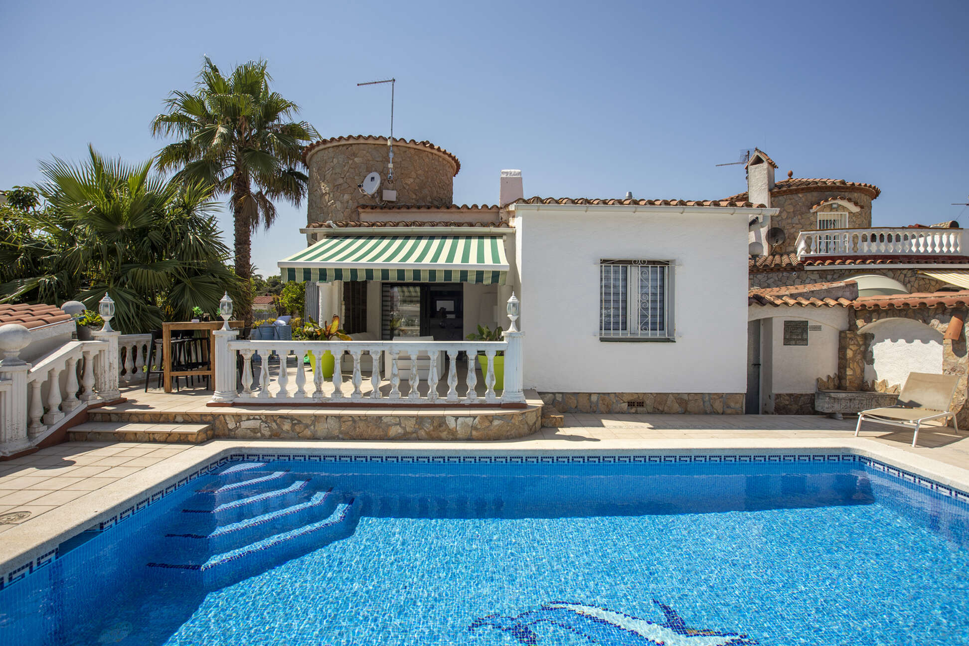 Villa al canal Segre, 1079 mts de parcel.la i 25 mts de amarratge