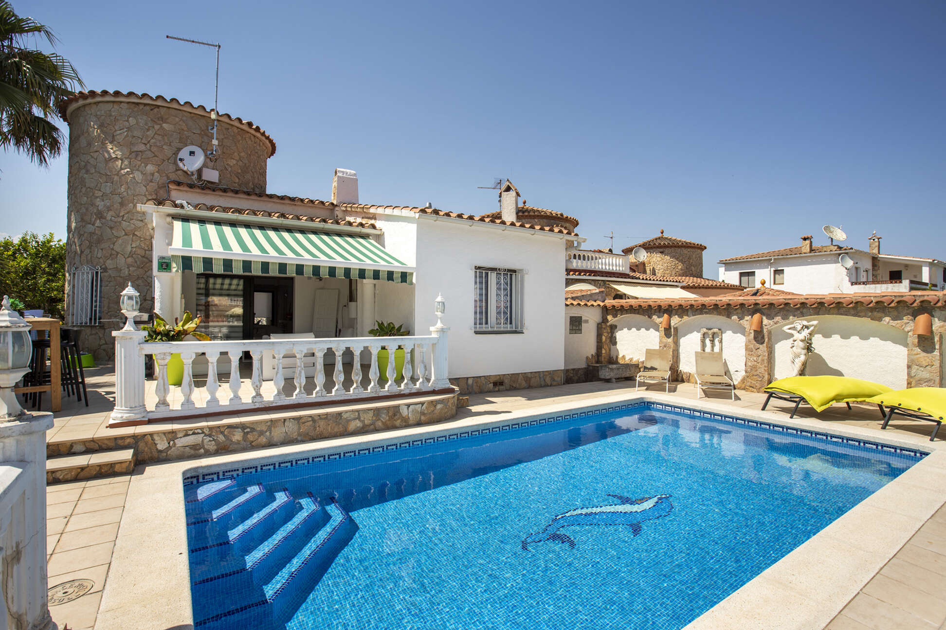 Villa al canal Segre, 1079 mts de parcel.la i 25 mts de amarratge