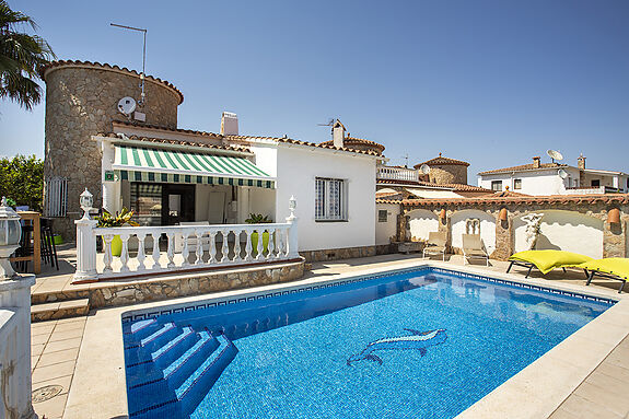 Villa al canal Segre, 1079 mts de parcel.la i 25 mts de amarratge