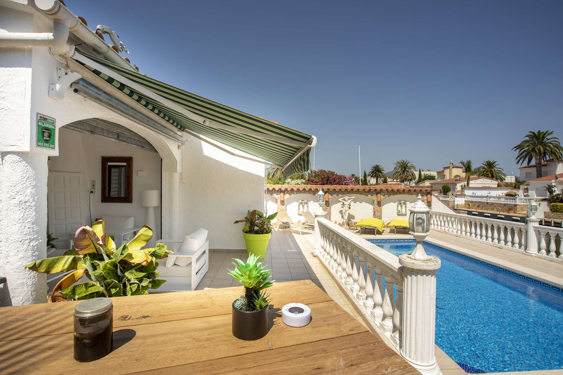 Villa al canal Segre, 1079 mts de parcel.la i 25 mts de amarratge