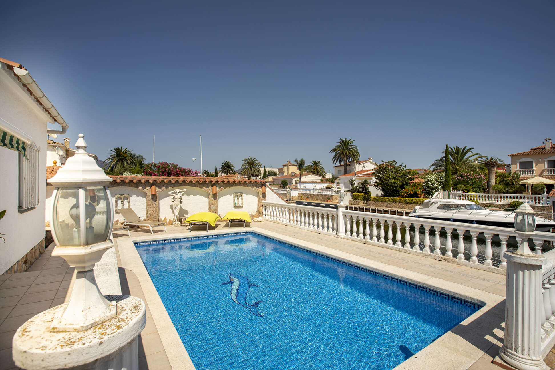 Villa al canal Segre, 1079 mts de parcel.la i 25 mts de amarratge