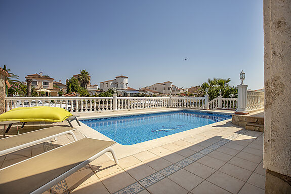 Villa au canal Segre, 1079 m² de terrain et 25 m d'amarrage.