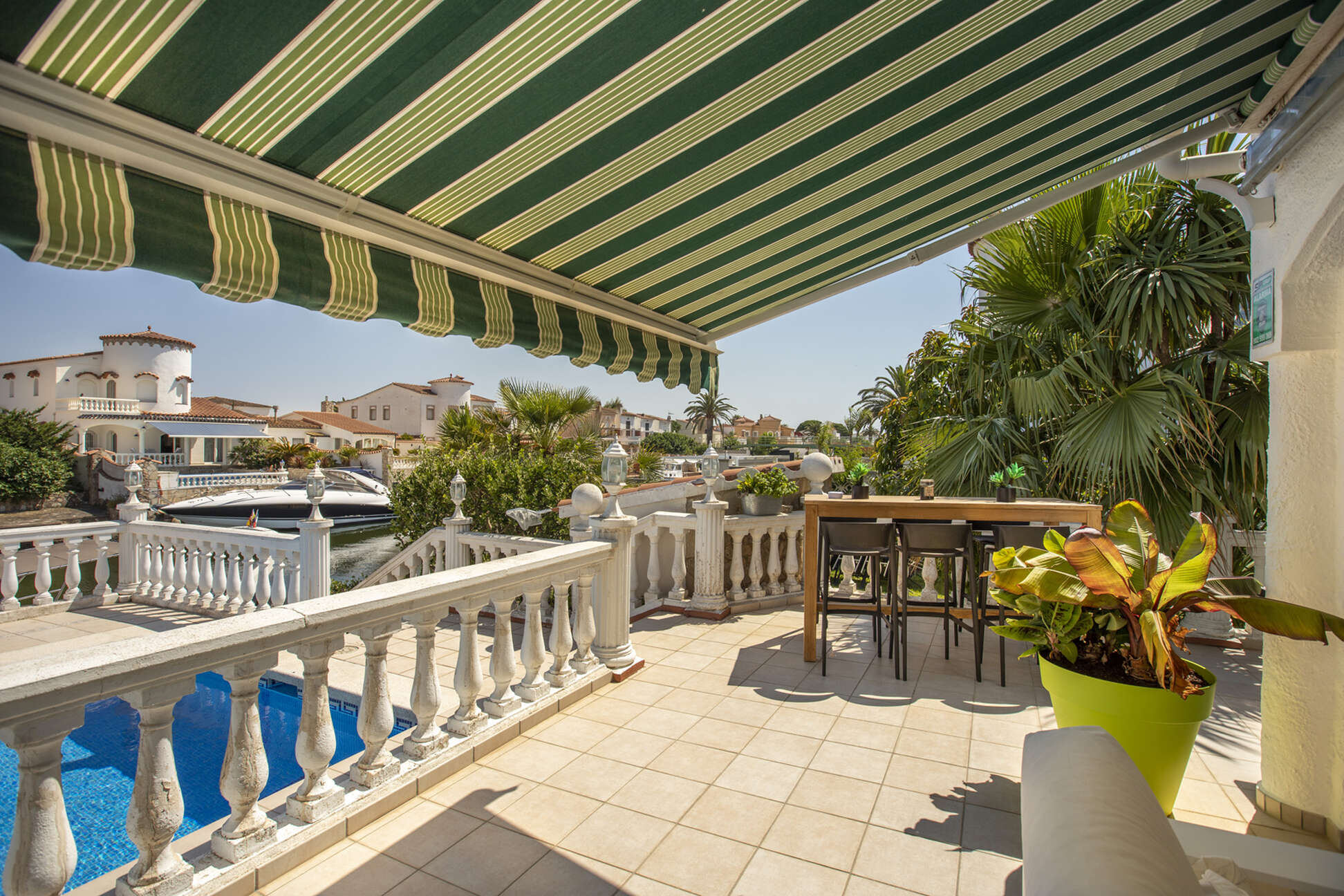 Villa al canal Segre, 1079 mts de parcel.la i 25 mts de amarratge