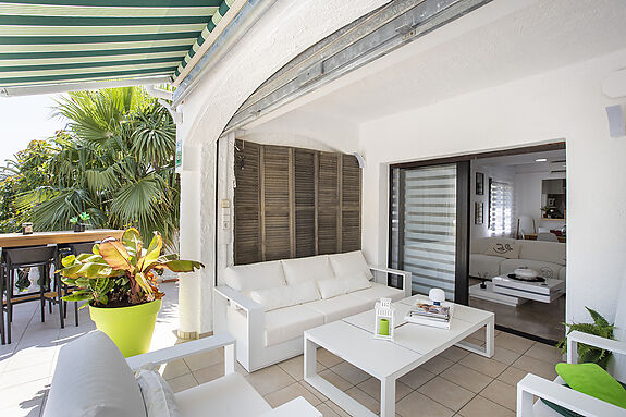 Villa au canal Segre, 1079 m² de terrain et 25 m d'amarrage.