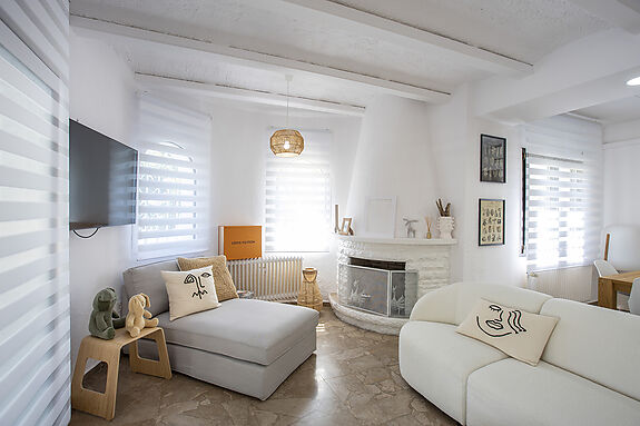 Villa au canal Segre, 1079 m² de terrain et 25 m d'amarrage.