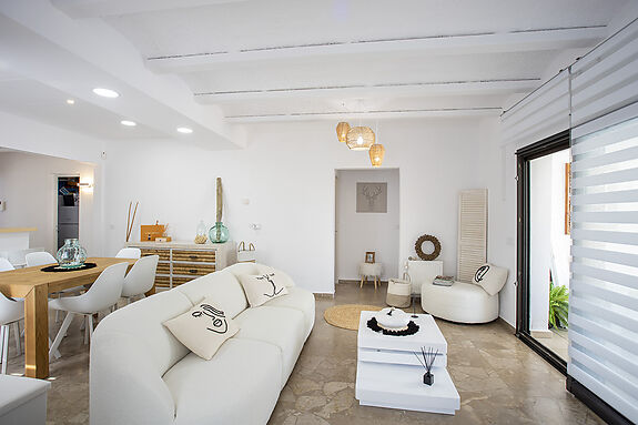Villa au canal Segre, 1079 m² de terrain et 25 m d'amarrage.