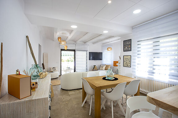 Villa au canal Segre, 1079 m² de terrain et 25 m d'amarrage.