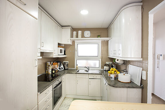 Villa au canal Segre, 1079 m² de terrain et 25 m d'amarrage.