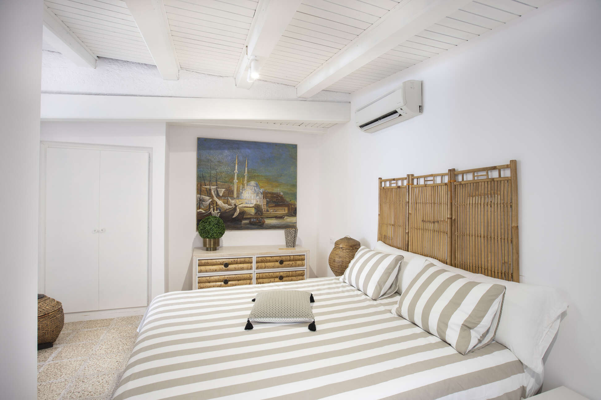 Villa al canal Segre, 1079 mts de parcel.la i 25 mts de amarratge