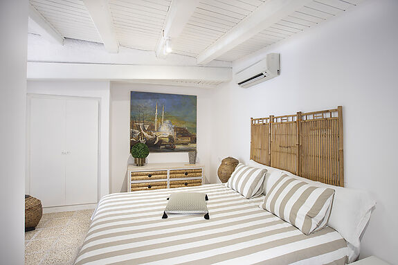 Villa au canal Segre, 1079 m² de terrain et 25 m d'amarrage.