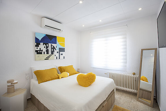 Villa au canal Segre, 1079 m² de terrain et 25 m d'amarrage.