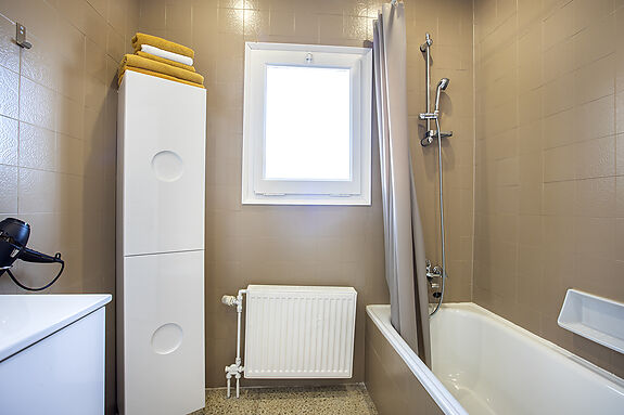 Villa au canal Segre, 1079 m² de terrain et 25 m d'amarrage.