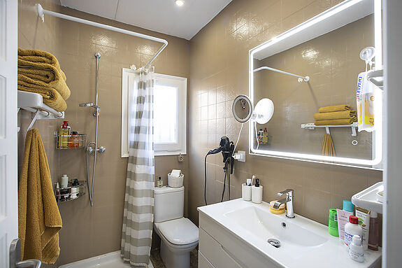 Villa au canal Segre, 1079 m² de terrain et 25 m d'amarrage.