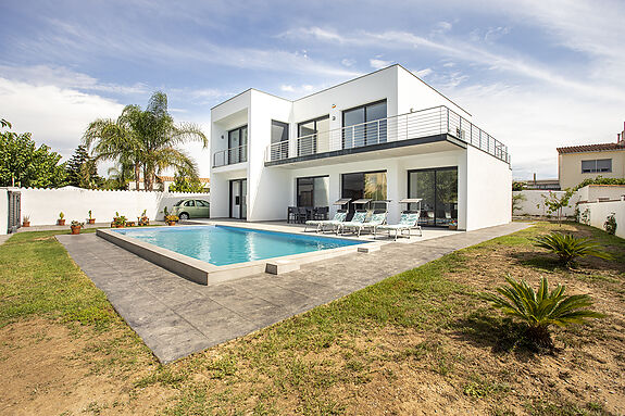 Fantastic villa for sale in an exclusive area of Empuriabrava