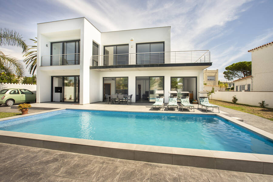 Fantastische villa te koop in een exclusief gebied van Empuriabrava