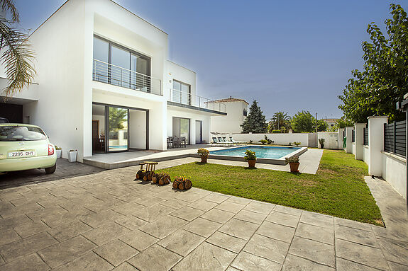 Fantastic villa for sale in an exclusive area of Empuriabrava