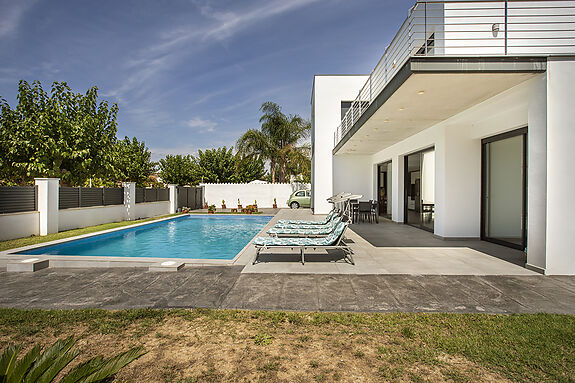 Fantastic villa for sale in an exclusive area of Empuriabrava