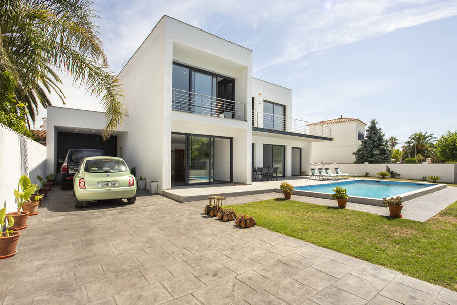 Fantastische villa te koop in een exclusief gebied van Empuriabrava