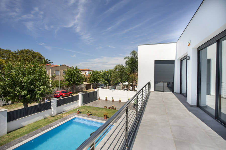 Fantastic villa for sale in an exclusive area of Empuriabrava