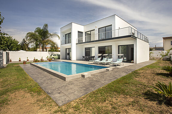 Fantastic villa for sale in an exclusive area of Empuriabrava