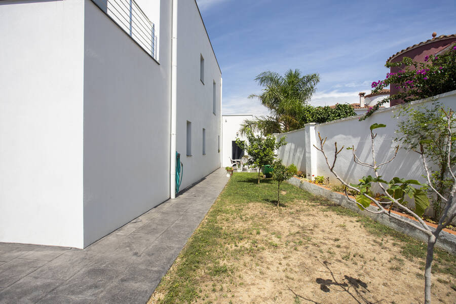 Fantástica villa en venta en zona exclusiva de Empuriabrava