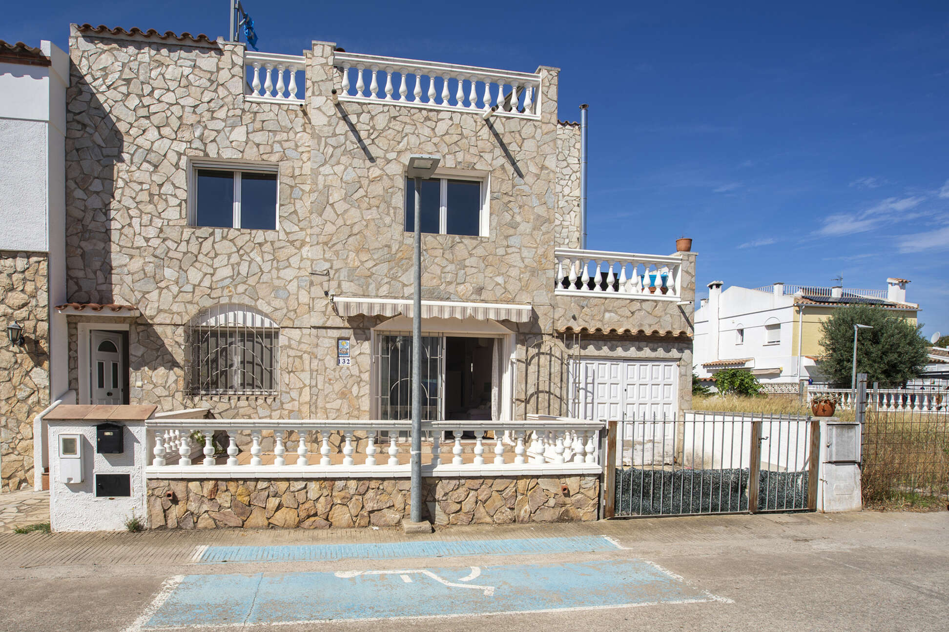 Casa en segunda línea de llac Sant Maurici con plaza de amarre