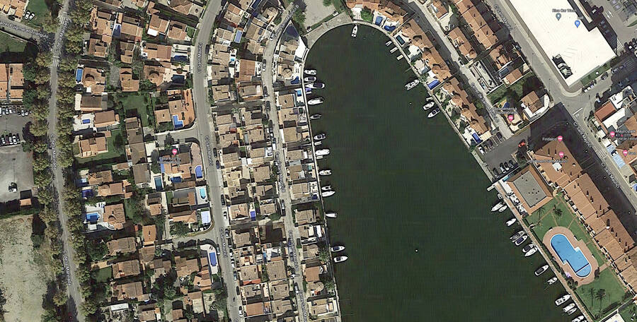 Casa en el lago Sant Maurici con amarre y piscina.