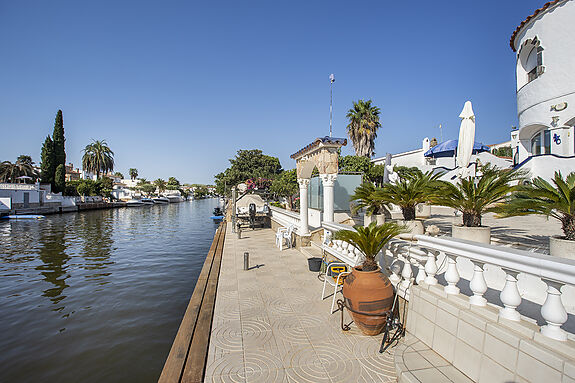 Unique opportunity: Two magnificent houses for sale on a single plot.