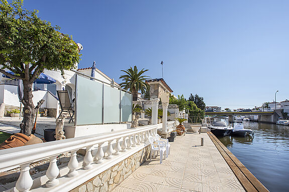 Two magnificent houses for sale on a plot of 900M2 with 20 meters of mooring