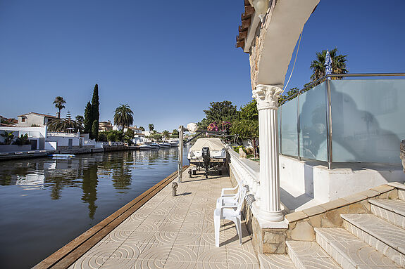 Unique opportunity: Two magnificent houses for sale on a single plot.