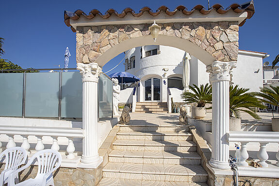 Unique opportunity: Two magnificent houses for sale on a single plot.